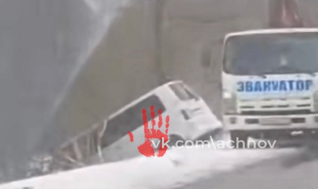 Автомобиль слетел в кювет с трассы