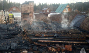 В Златоусте из-за пожара в садовом доме погибли 4 южноуральца