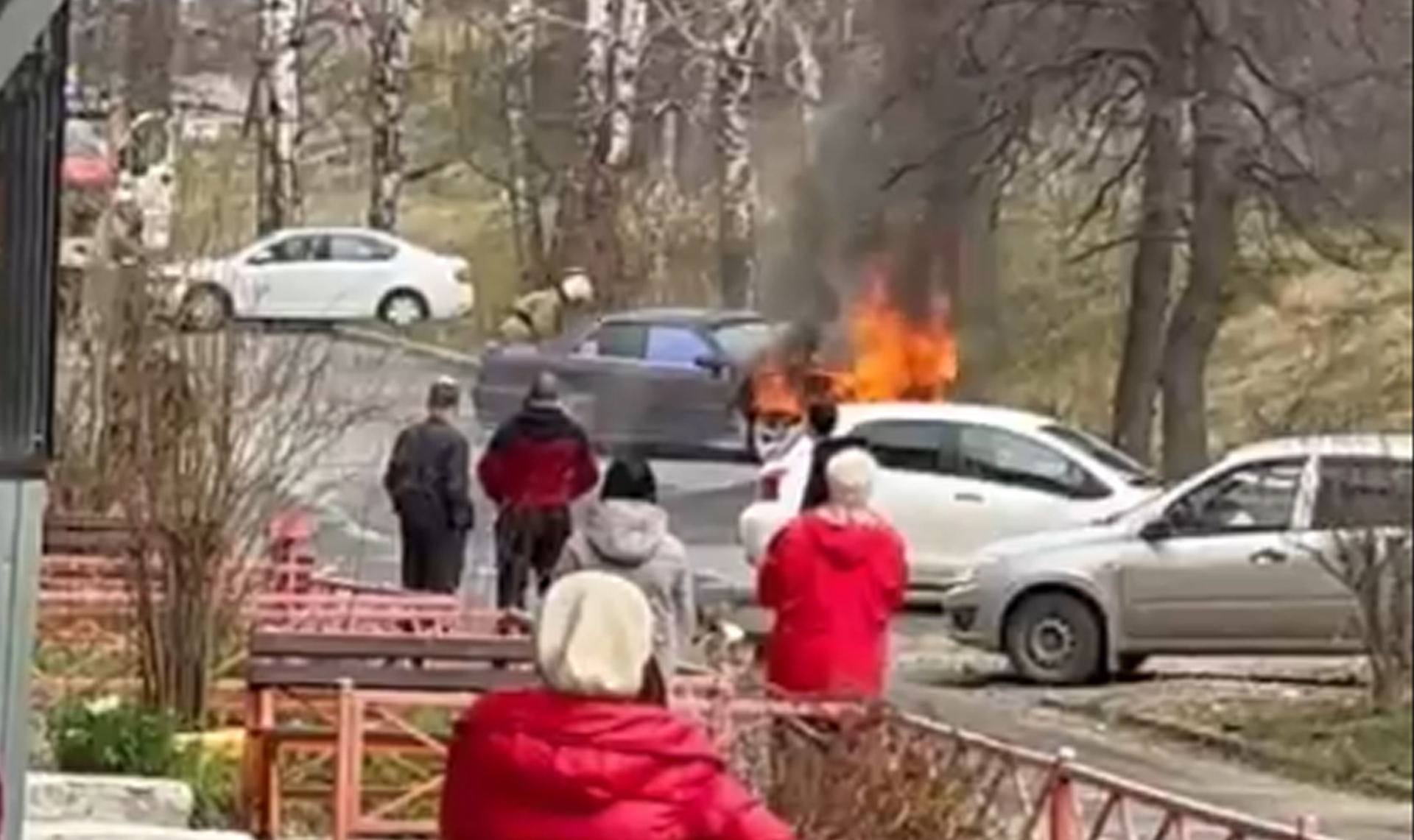 Машина вспыхнула в одном из жилых дворов Златоуста
