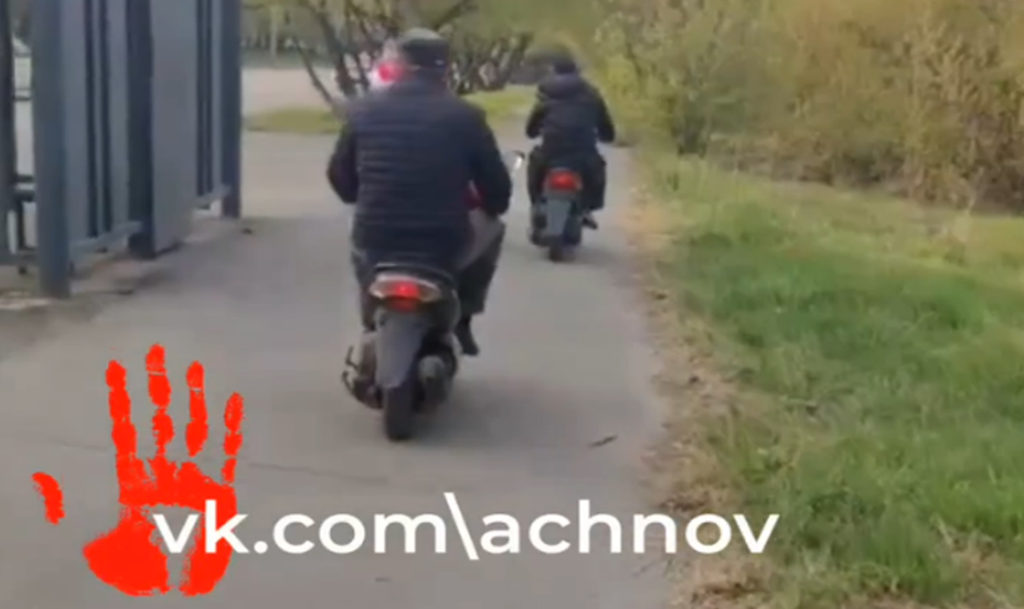 Не знают правила? Мопедисты колесят в Челябинске по тротуарам