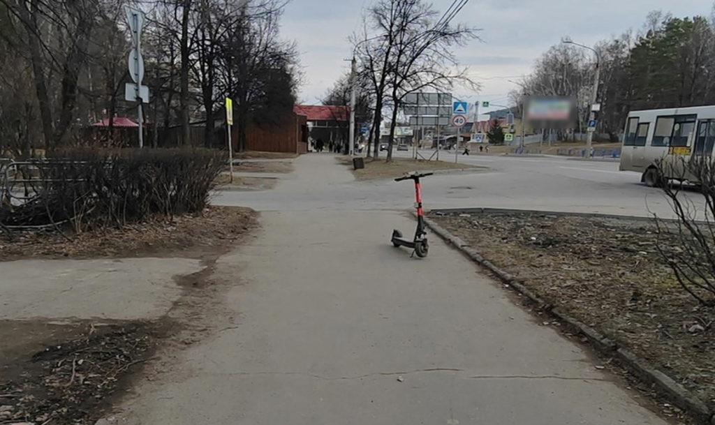 Юный самокатчик сбил сверстника на тротуаре