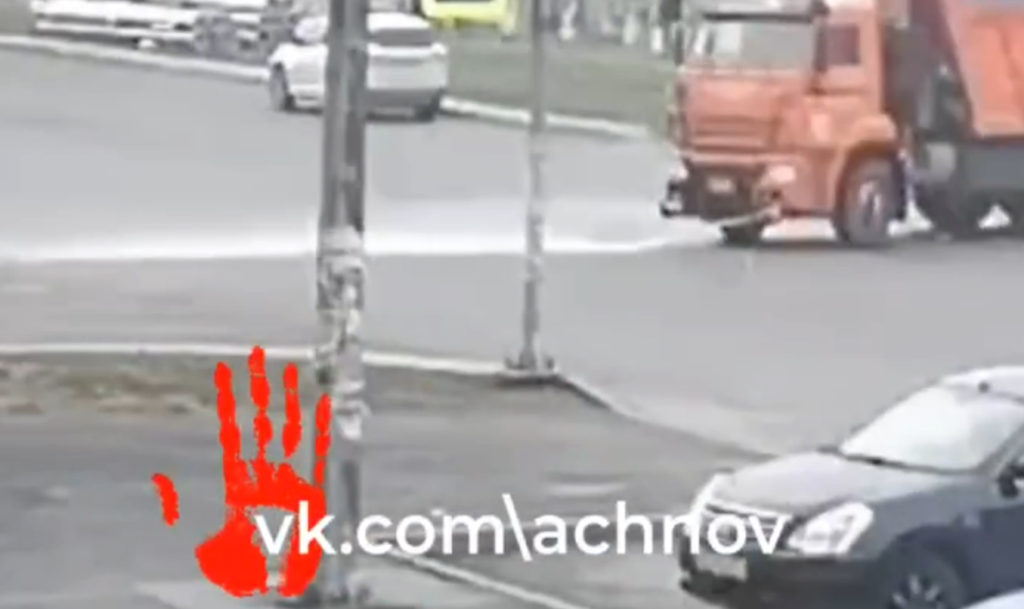 Мало утреннего гололёда! В Челябинске в непогоду поливали дороги