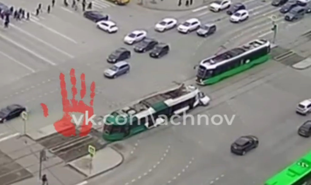 Трамвай протаранил легковушку в Челябинске