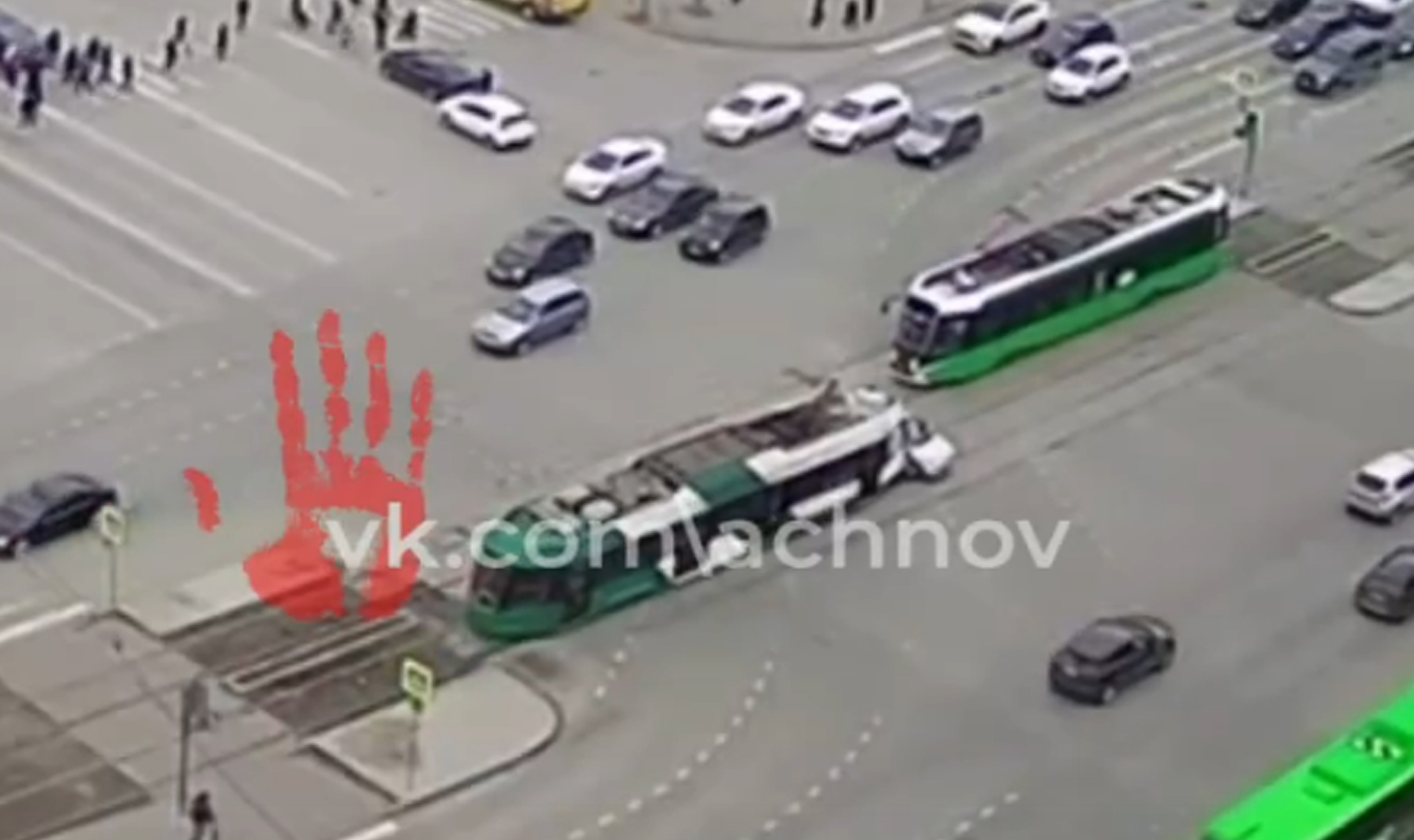 Трамвай протаранил легковушку в Челябинске