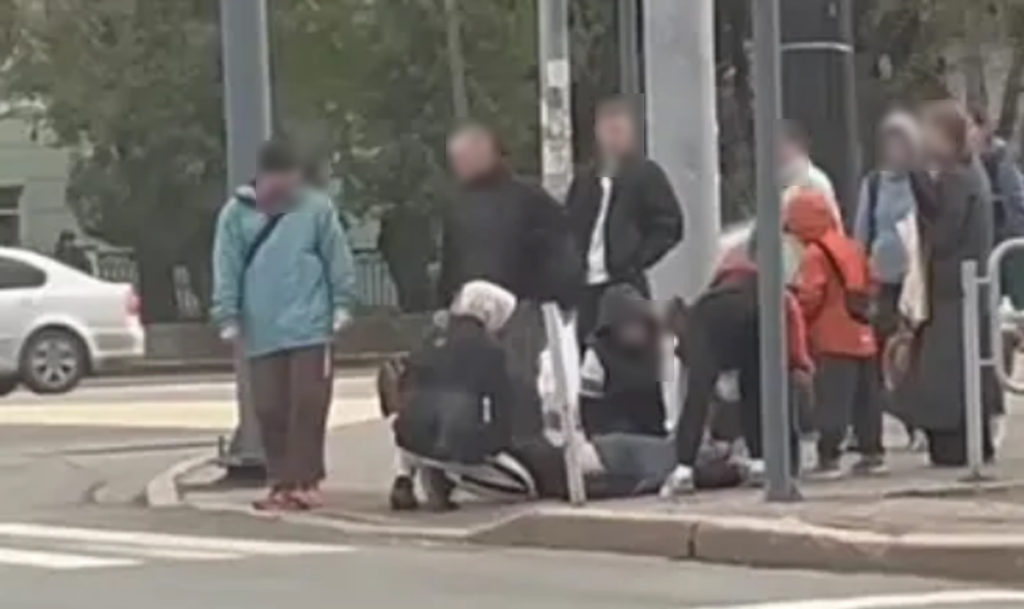 Шел и рухнул на землю! В центре Челябинска мужчине стало плохо