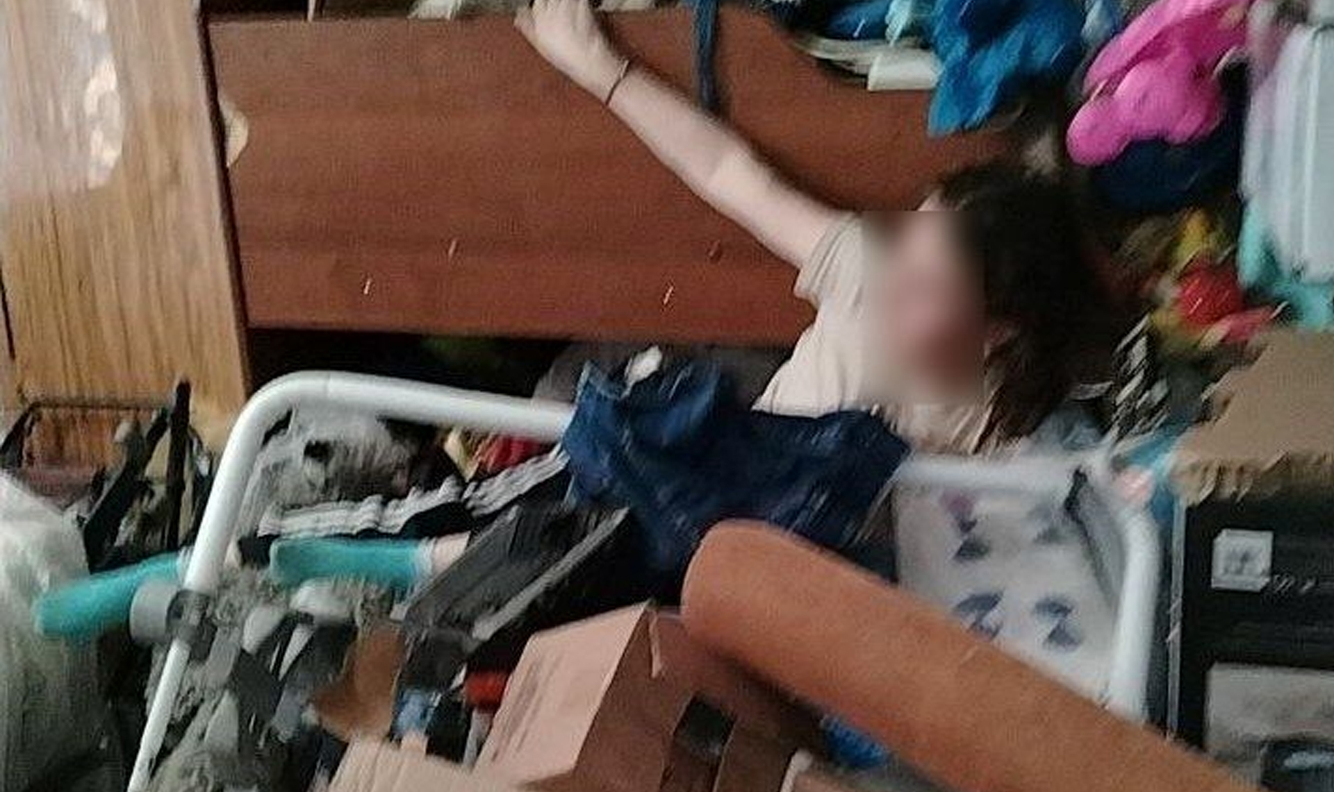 Куча тряпья странно шевелилась! Многодетная мать спряталась от приставов под горой хлама в комнате, чтобы ее не заставили платить алименты детям