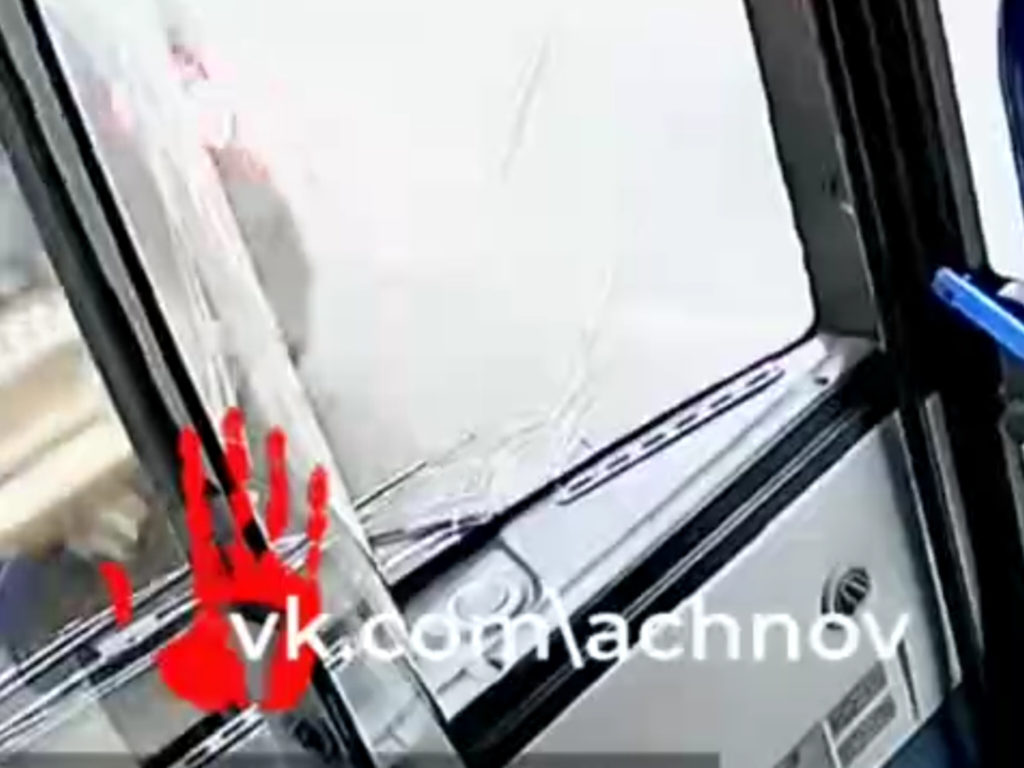 Автомобилист хотел проучить водителя автобуса на дороге - у общественного транспорта разбита «лобовуха», у лихача поврежден багажник.