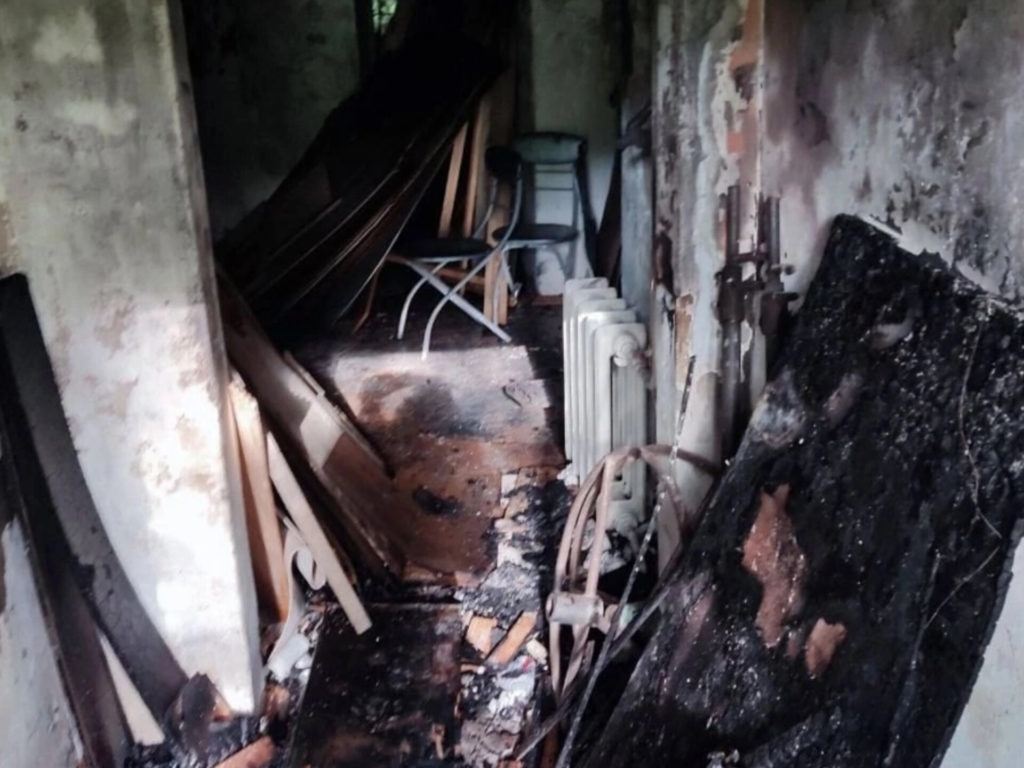 Обгорело до угольков! В Снежинске больше нет теплицы в одной из школ