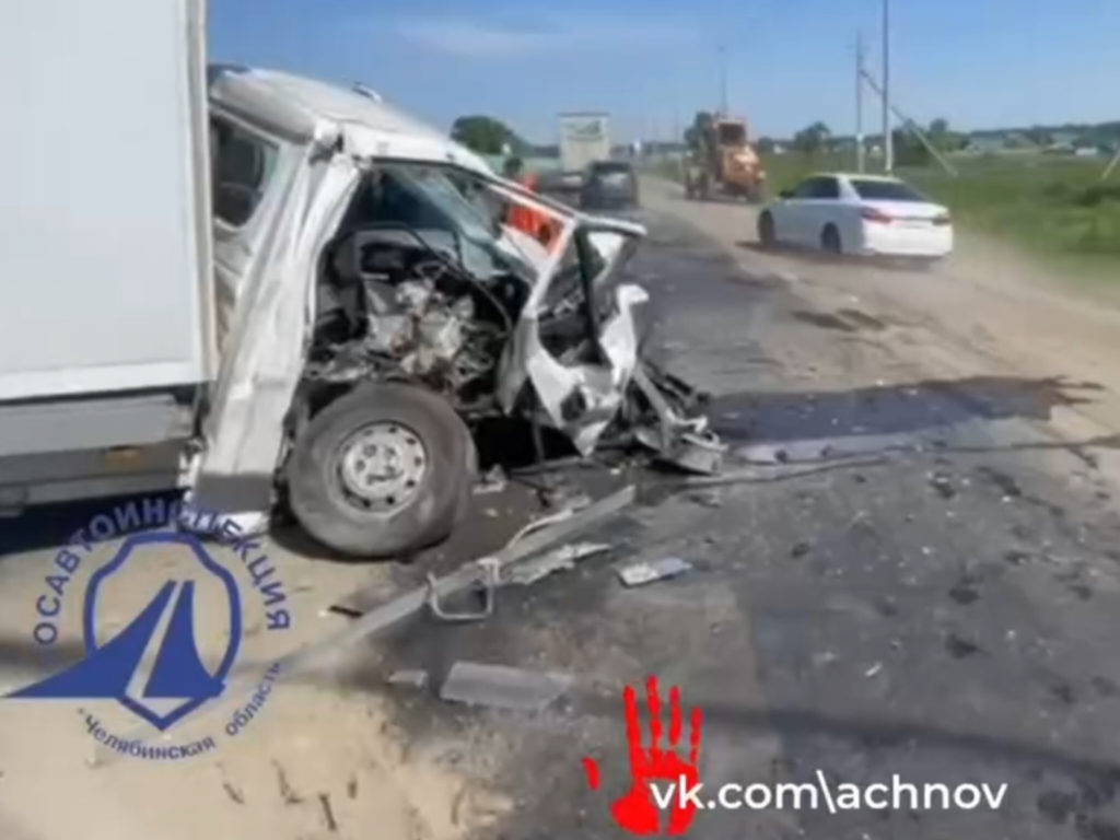 Водитель врезался в грейдер под Екатеринбургом