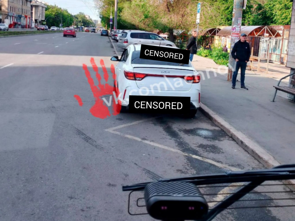 Плевать, где остановится общественный транспорт? В Челябинске водители паркуются на остановках