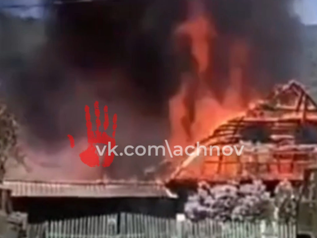 Полыхало так, что аж крыша рухнула! Жилой дом с надворными постройками сгорел в миасском поселке Тыелга