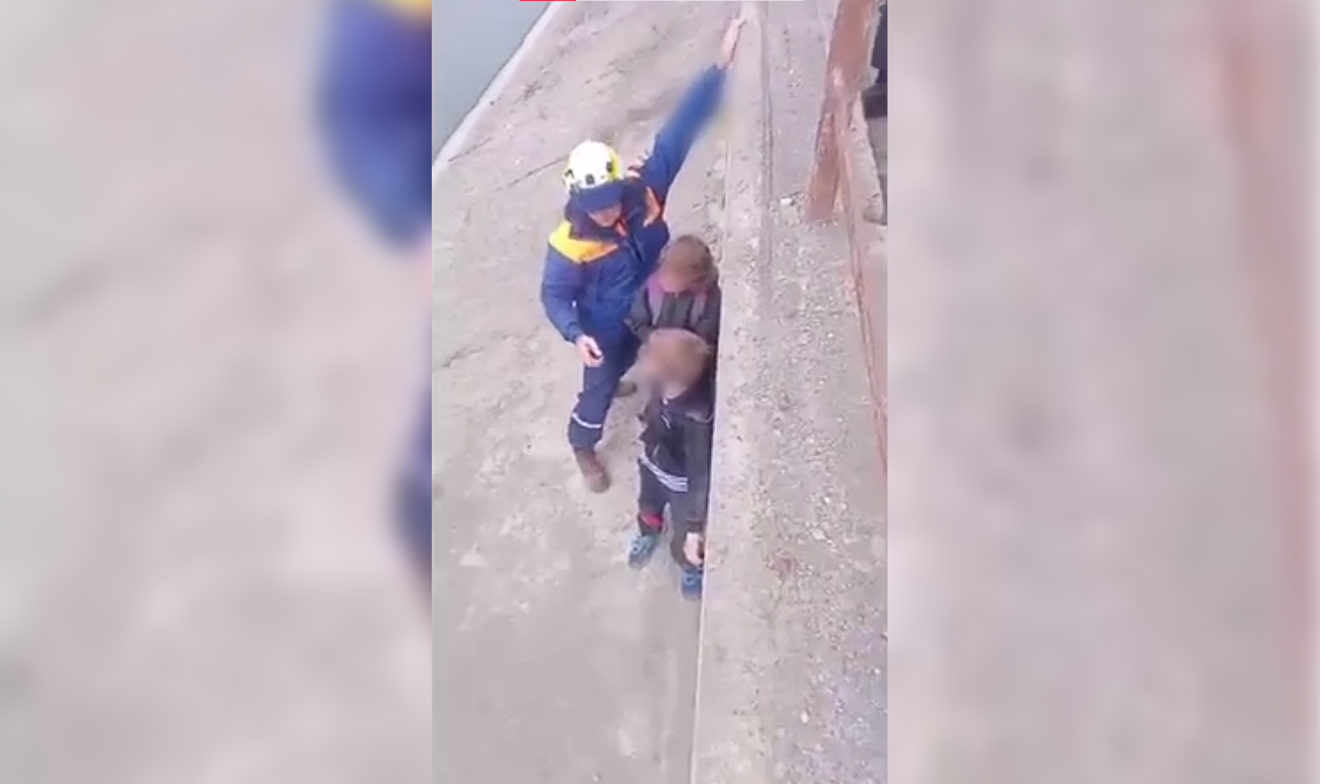 В Усть-Катаве спасатели эвакуировали школьников с опасного склона плотины