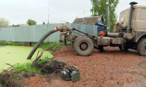 В Бажово после жалоб жителей начали откачивать воду из пруда-испарителя на Кузбасской