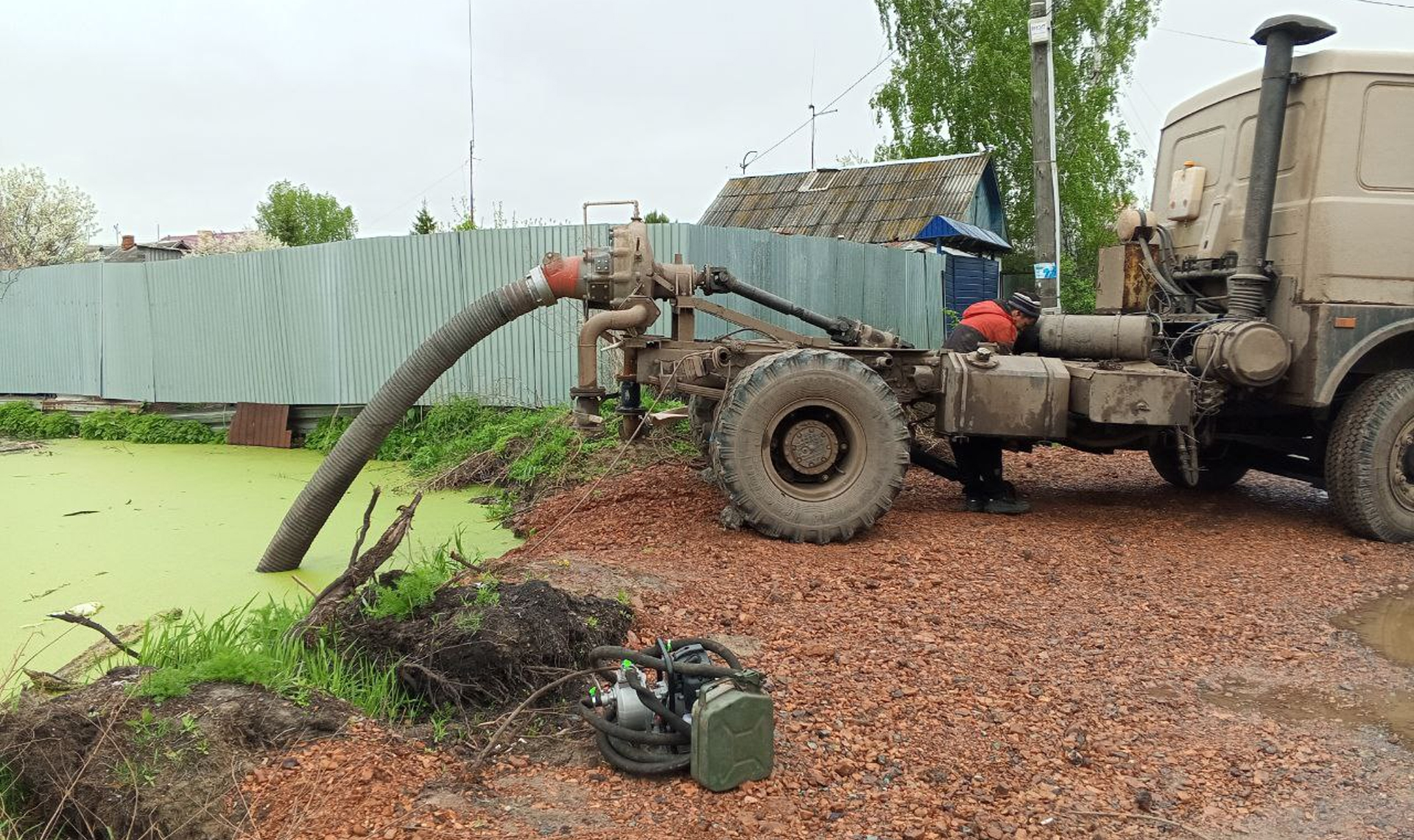 В Бажово после жалоб жителей начали откачивать воду из пруда-испарителя на Кузбасской