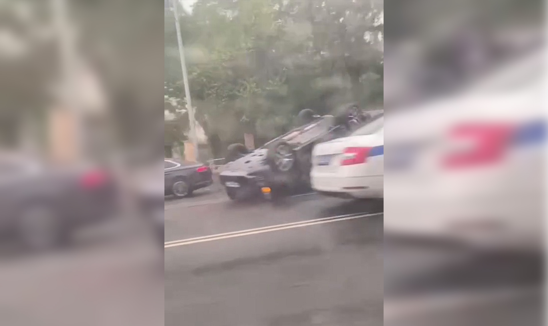 У театра ЧТЗ из-за столкновения опрокинулась иномарка