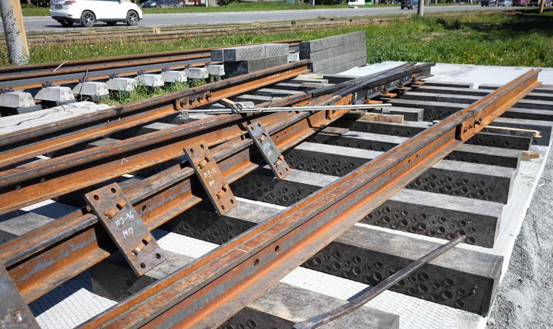 В Металлургическом районе впервые используют пластиковые шпалы при ремонте трамвайных путей