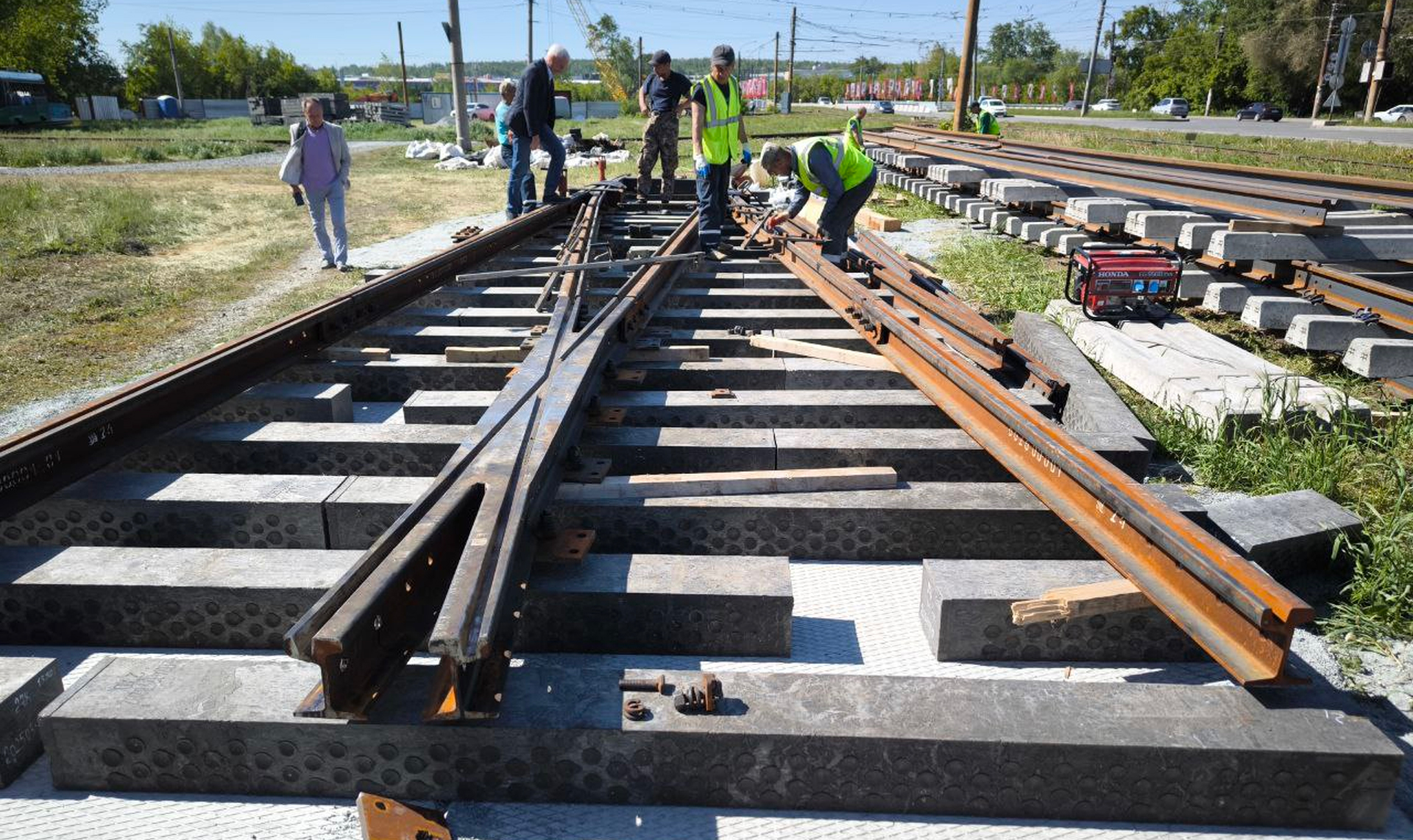 В Металлургическом районе впервые используют пластиковые шпалы при ремонте трамвайных путей