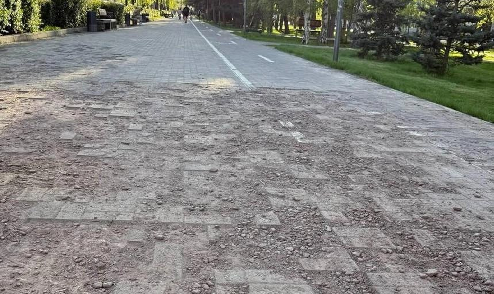 На проспекте Ленина приступили к ремонту разрушенного тротуара у Алого поля