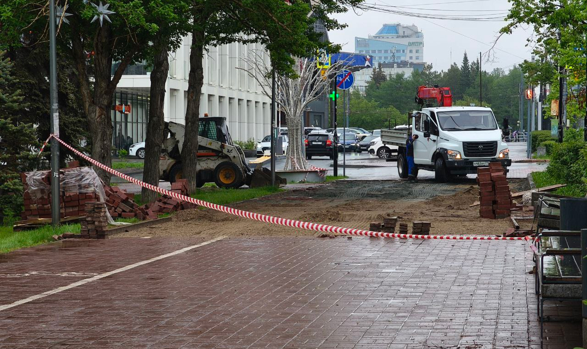 На проспекте Ленина приступили к ремонту разрушенного тротуара у Алого поля