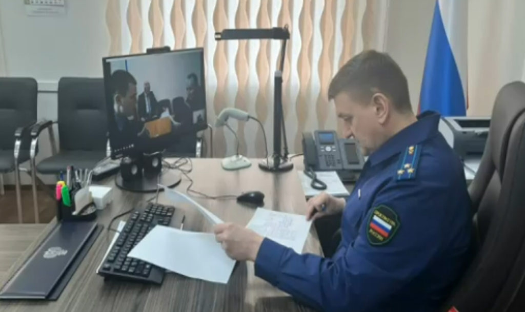 Нет парковки, кусают собаки и не убирают мусор! С такими жалобами жители Усть-Катава пришли на прием к зампрокурора Челябинской области