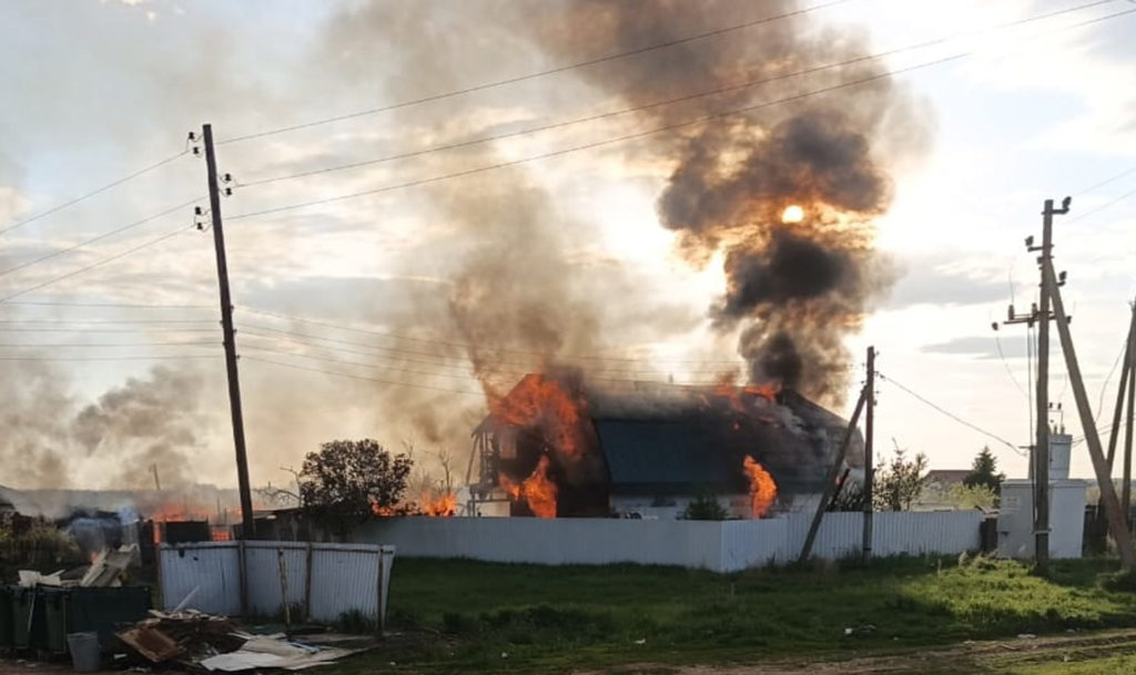 Жилой дом сгорел в селе Воскресенское Каслинского района