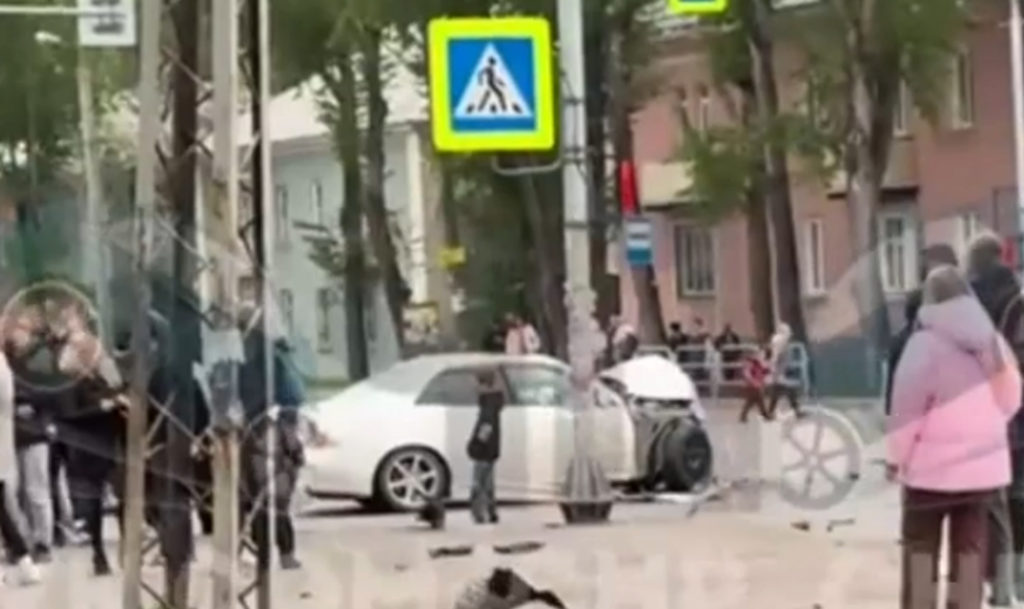 От удара машины разлетелись в разные стороны!