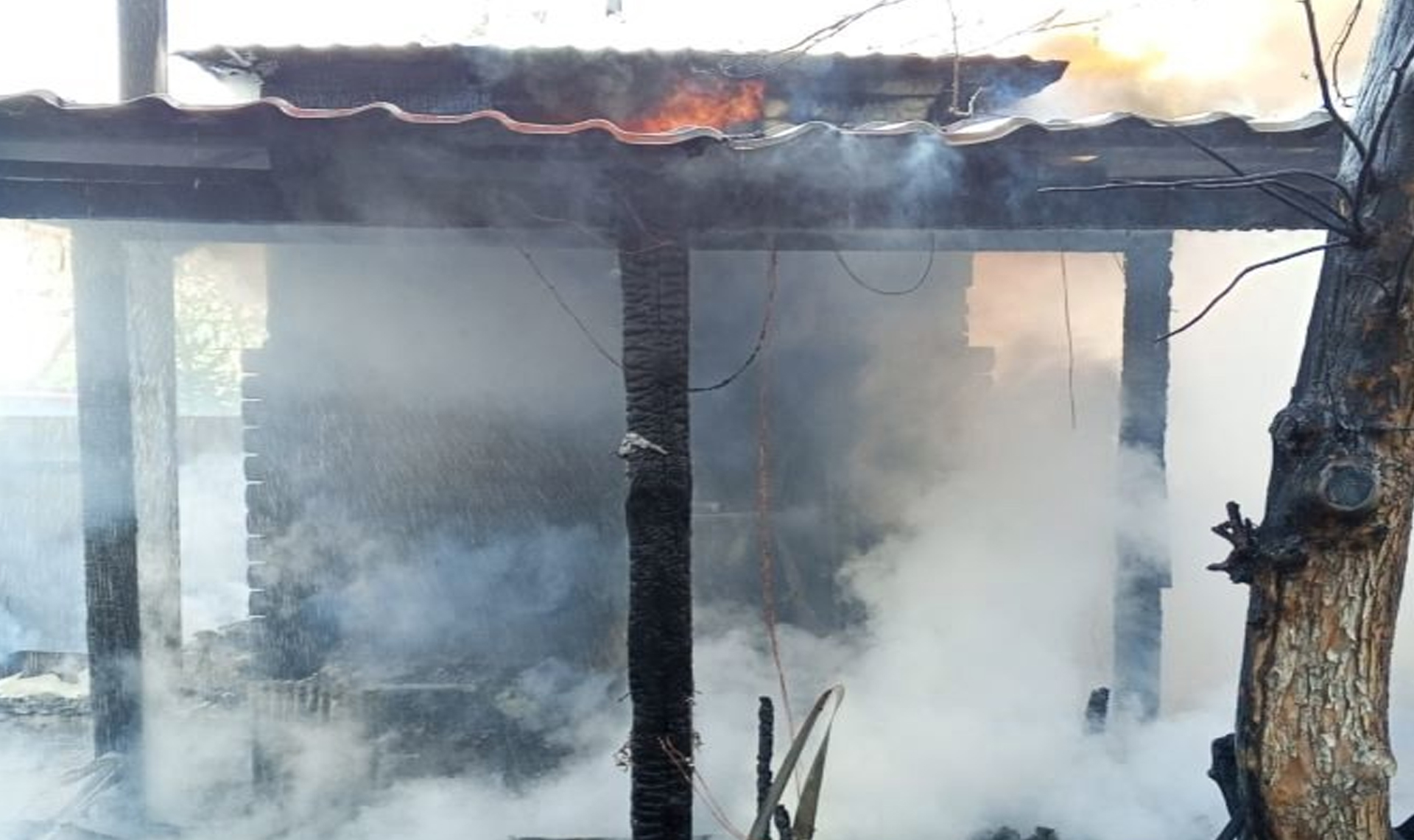 Кадры с пожара в челябинском поселке Исаково