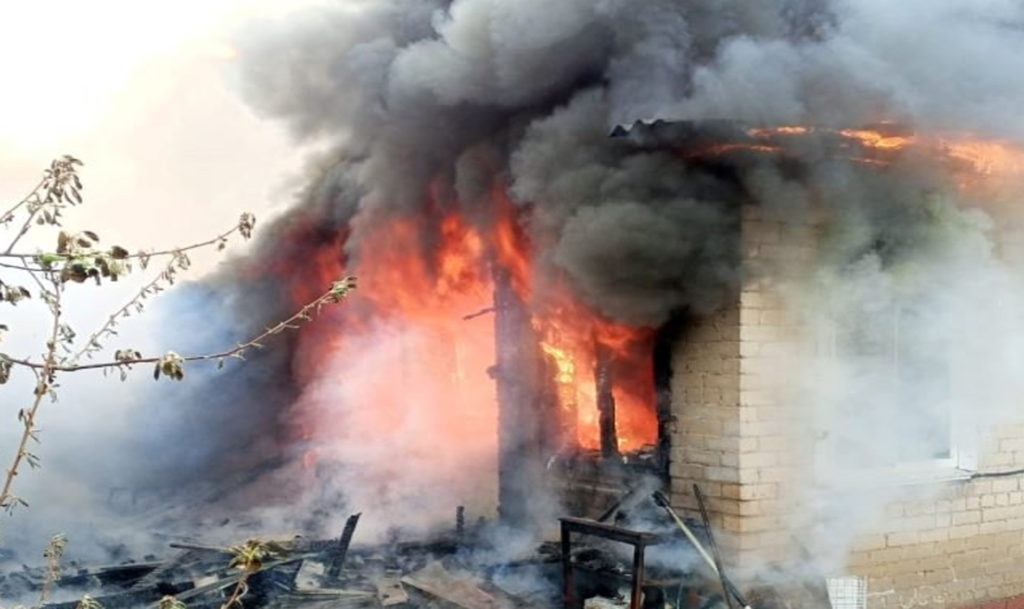 Кадры с пожара в челябинском поселке Исаково