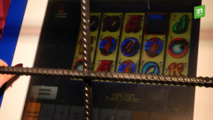 Челябинцев возмутили игровые автоматы в продуктовом павильоне  