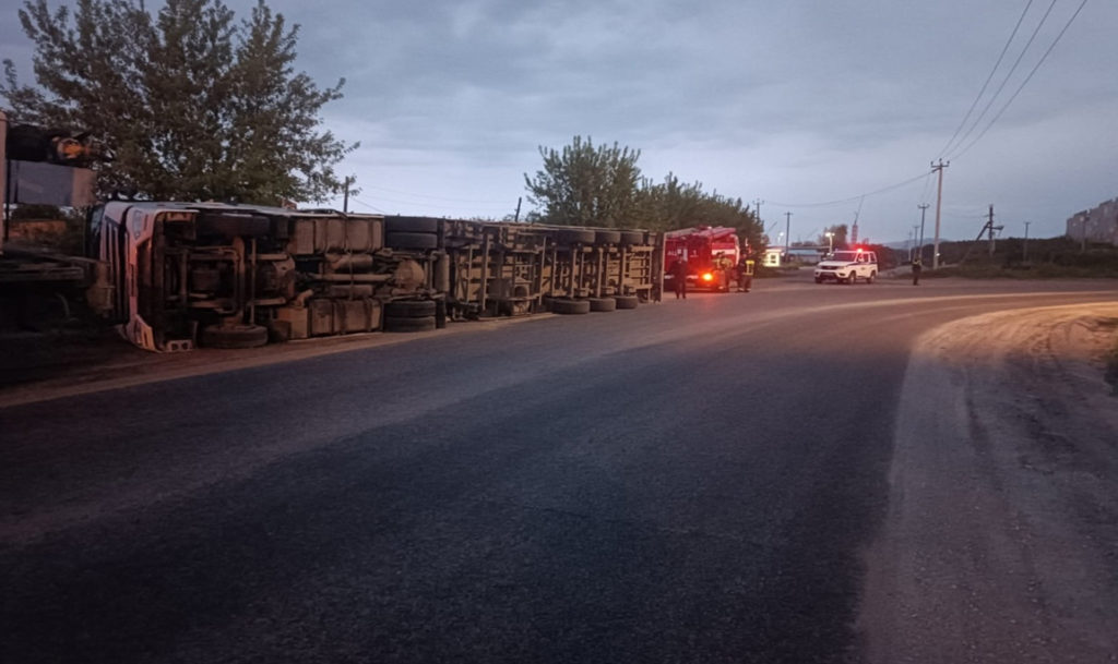 В ГАИ рассказали о причинах аварии в Миассе, где опрокинулась фура
