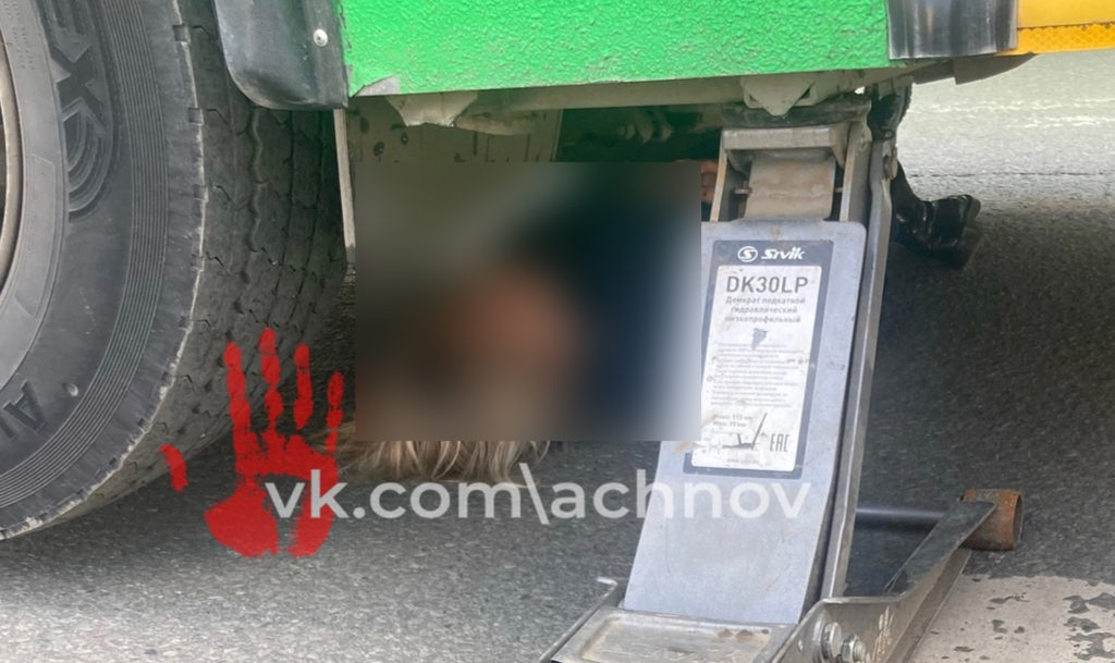 Девочка попала прямо под колесо! Автобус сбил женщину и школьницу в Челябинске