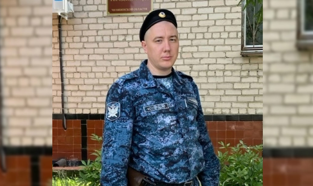 Сотрудник ФССП в Челябинской области заметил двух людей, которые странно себя вели и собирали какие-то растения на пустыре