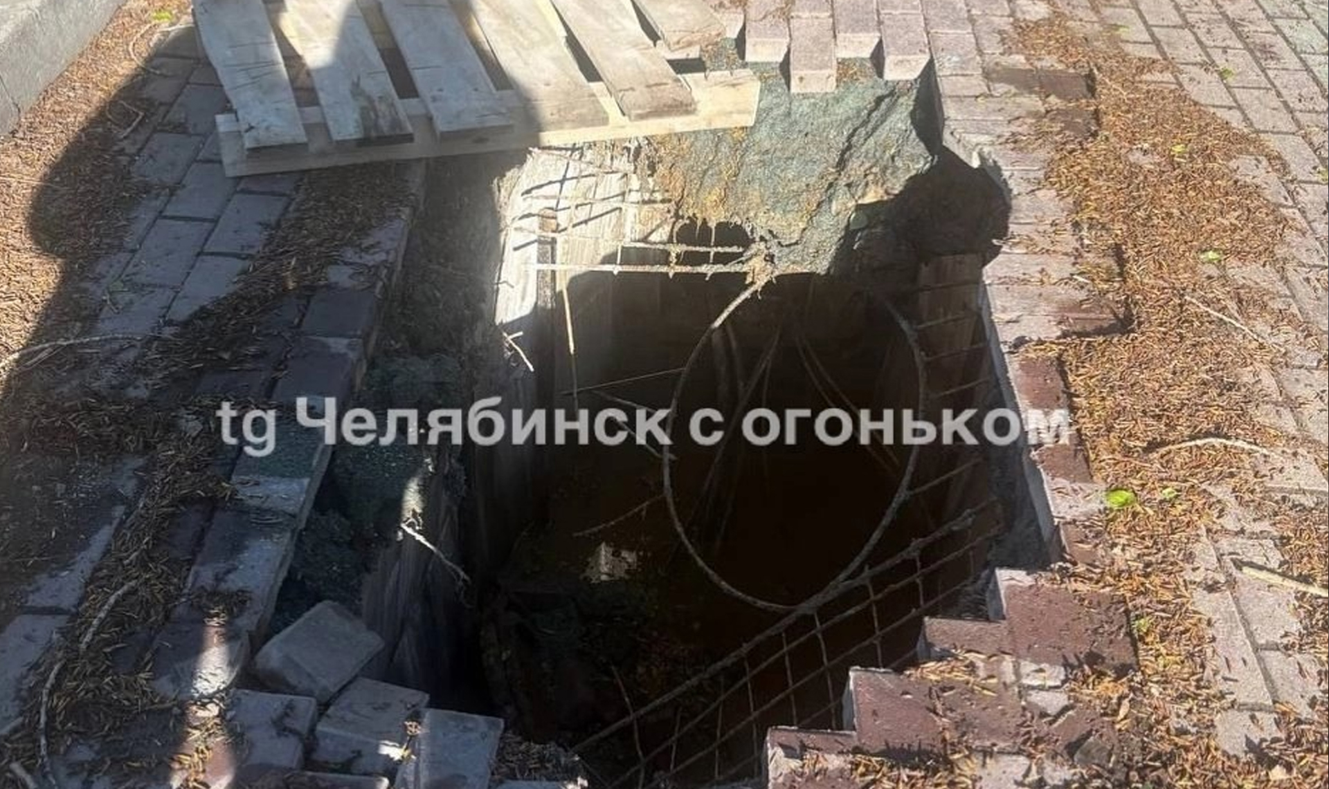 Дыру глубиной с человеческий рост на тротуаре в Челябинске обещали убрать сегодня же