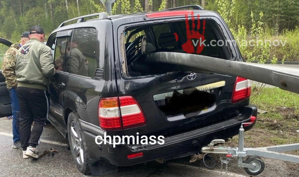 Автомобиль насквозь пробило отбойником