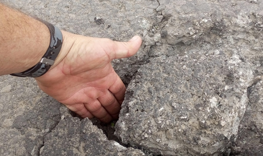 В дырки просто запихали куски асфальта! Дорога разваливается в Магнитогорске