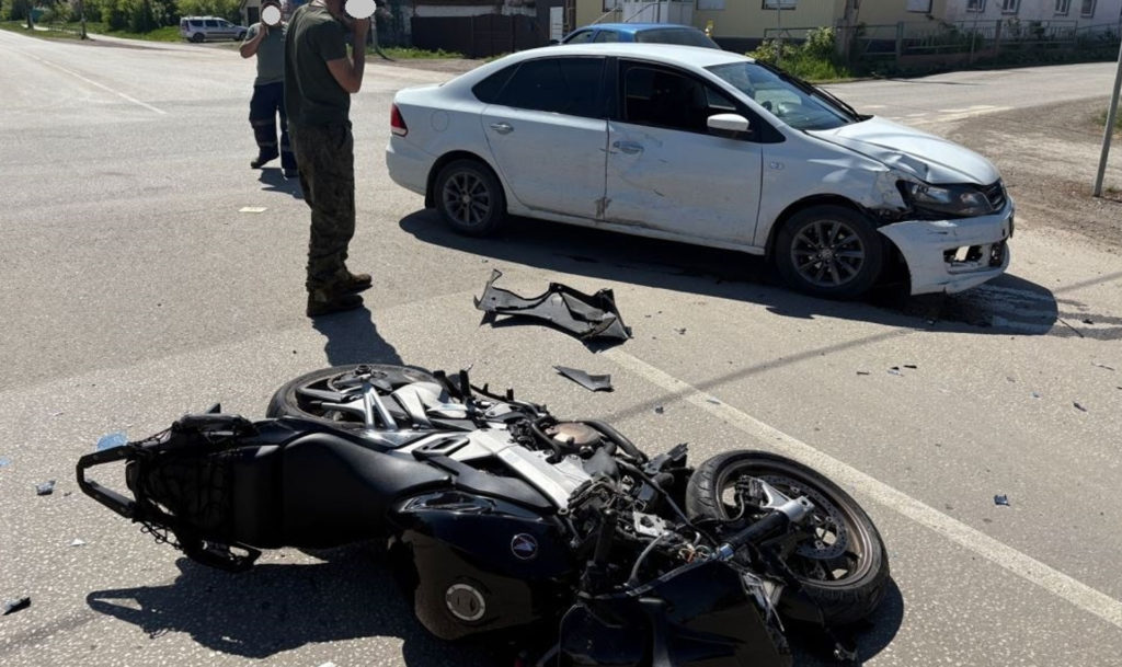 Иномарка снесла мотоцикл в селе Кизильское