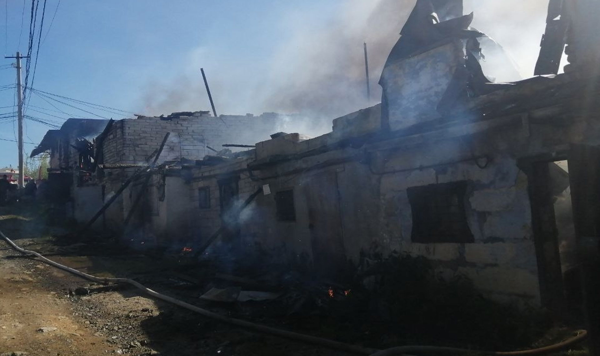 Люди тащили обгоревших свиней! Жуткий пожар в саткинском ГСК на улице Пролетарской