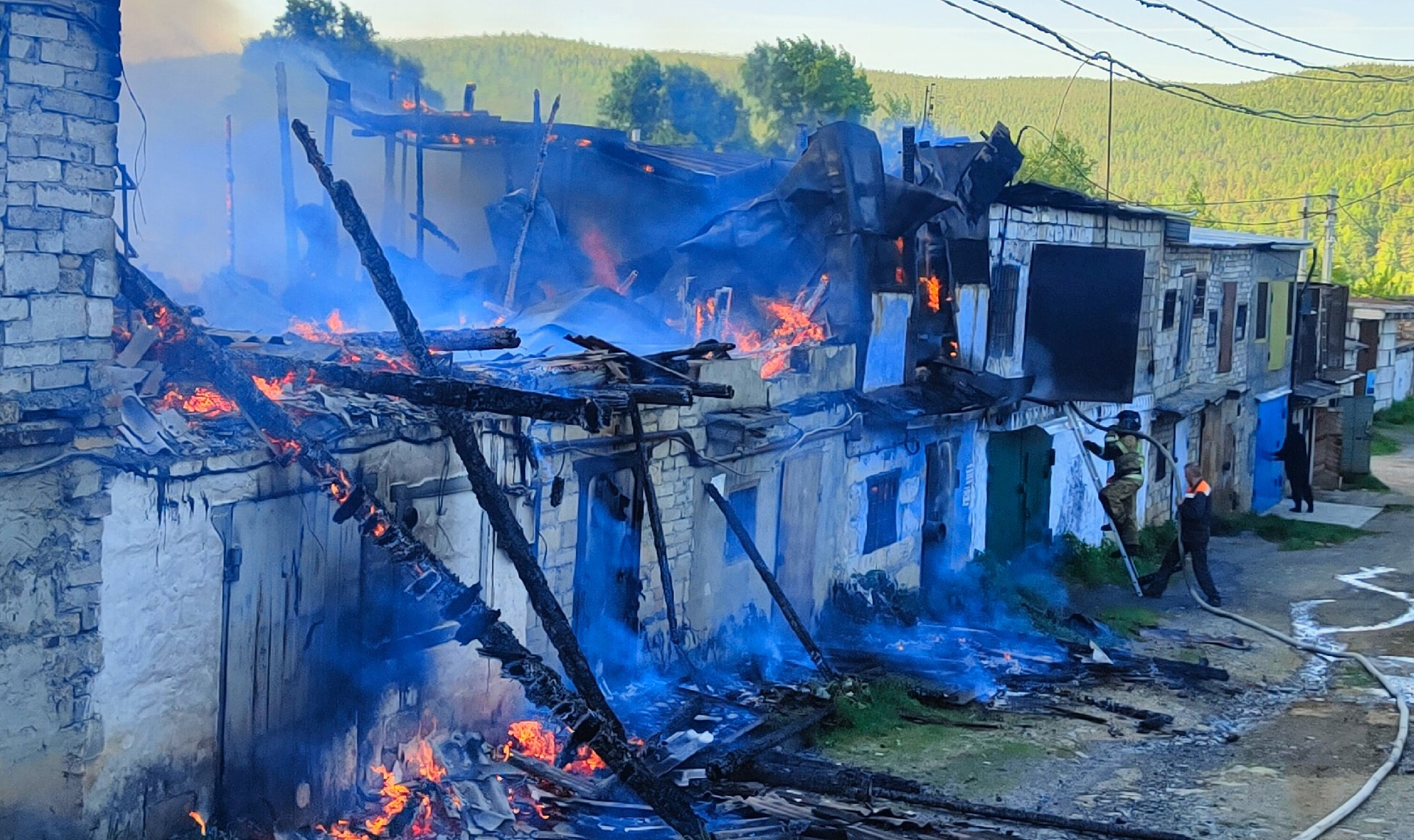 Люди тащили обгоревших свиней! Жуткий пожар в саткинском ГСК на улице Пролетарской