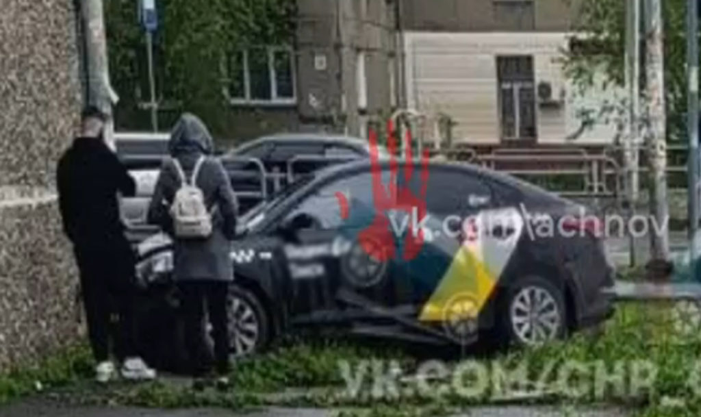 Такси вылетело с дороги и врезалось в стену многоэтажки