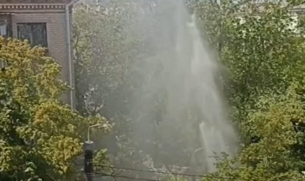 Забил бурным потоком прямо из-под земли! В Челябинске явно что-то прорвало на улице Васенко