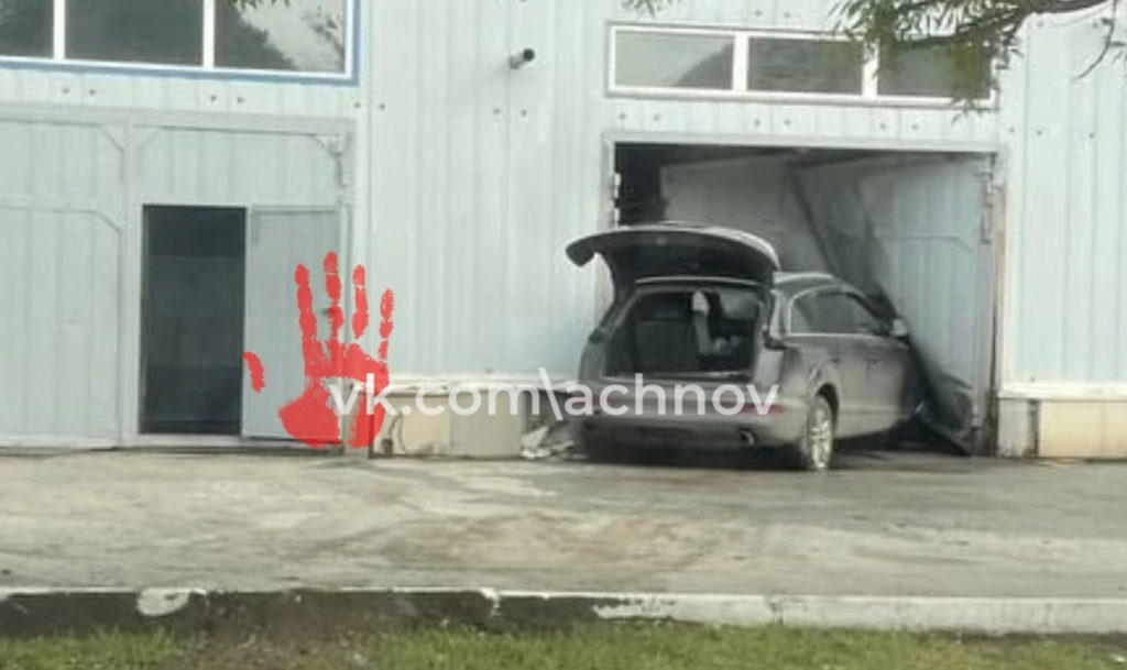 Машина протаранила шиномонтажку