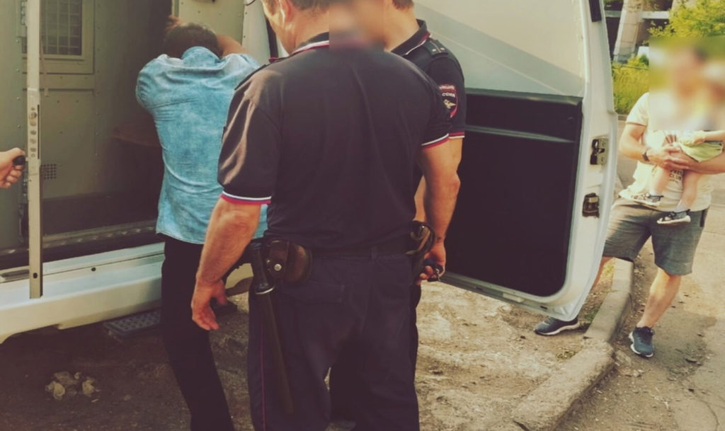 В Магнитогорске поймали мужчину, который приставал к малышу