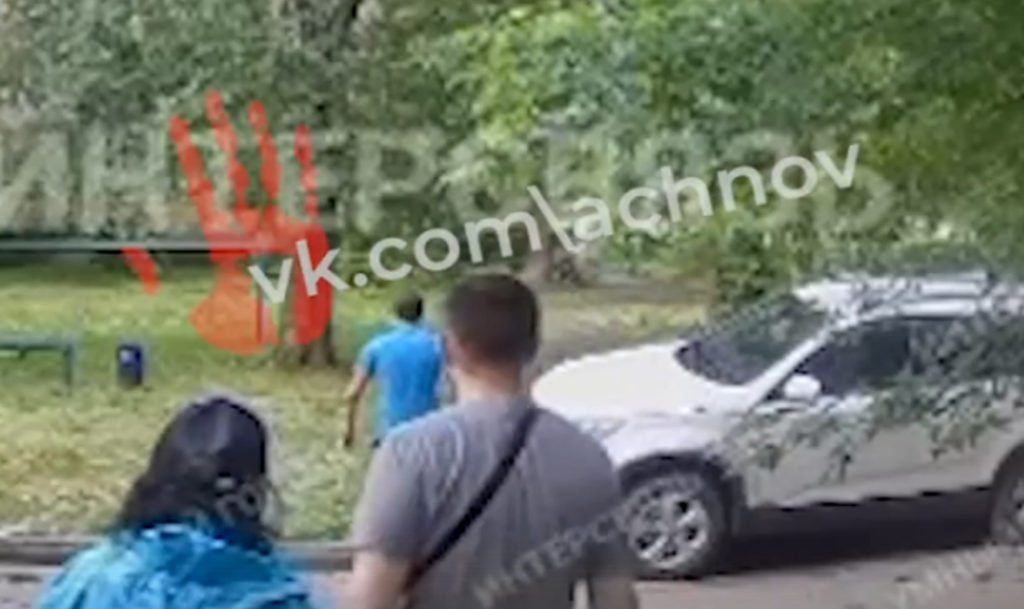 Грабитель напал на женщину в подъезде