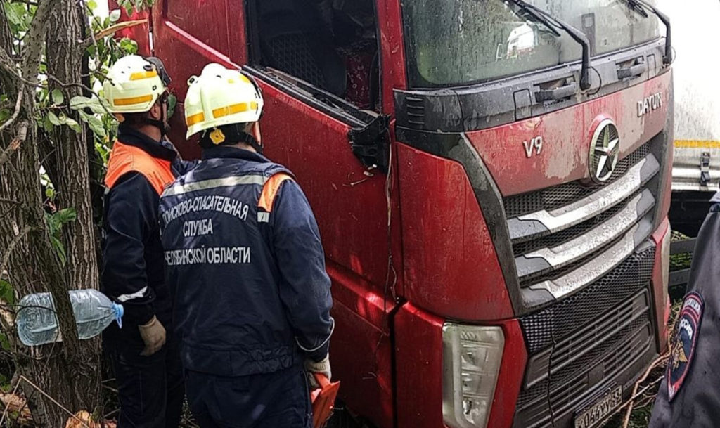 Грузовик улетел в кювет на трассе М-5 в Челябинской области