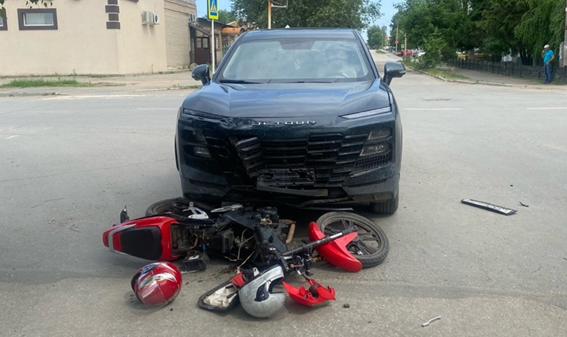 Настигла карма?! В селе Уйское машина сбила мотоциклиста-бесправника