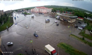 В Магнитогорске дорога в районе вокзала превратилась в реку