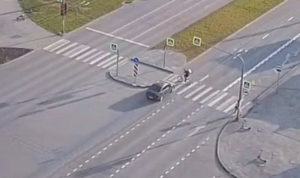 В Челябинске велосипедист, не спешившись, угодил под колёса автомобиля