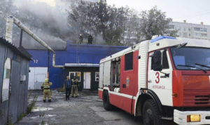 В Челябинске едва не сгорел автосервис из-за тополиного пуха