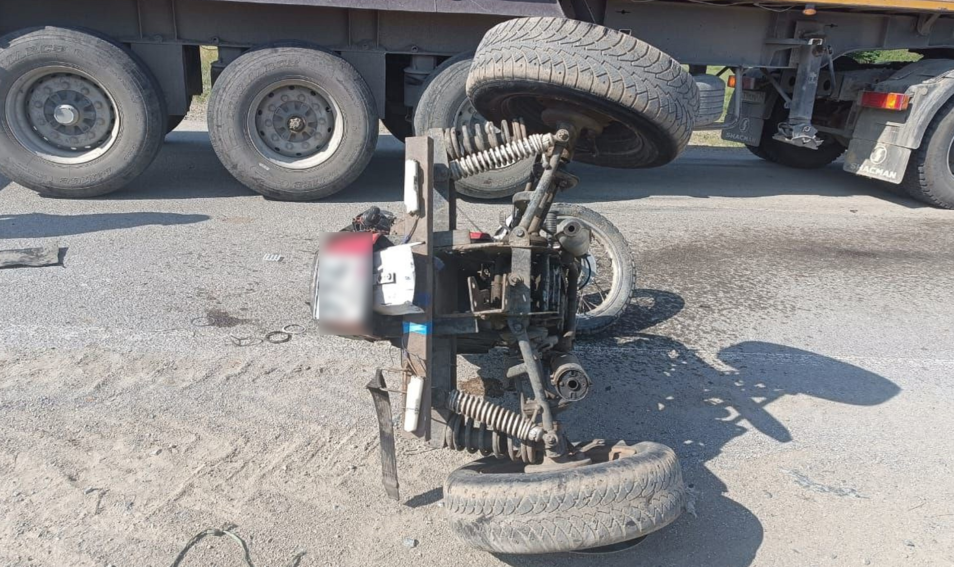 Два человека получили тяжелые травмы! Грузовик и мотоцикл столкнулись в Карталинском районе