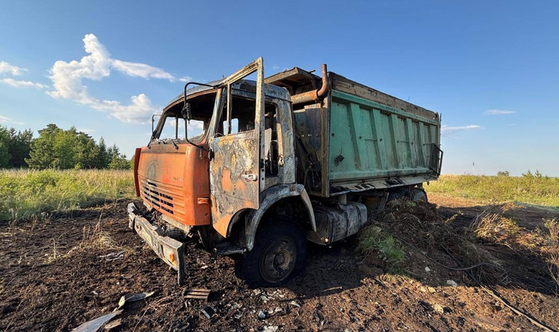 В больницу увезли женщину и двух детей! Грузовик протаранил легковушку на трассе в Челябинской области